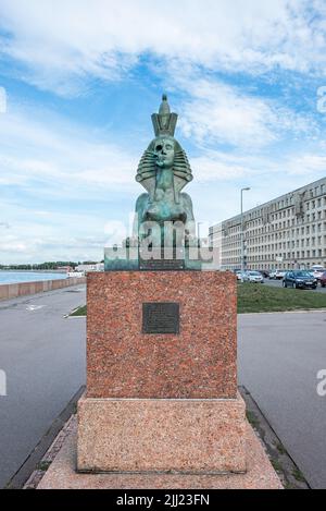 St. Petersburg, Russland - 16. August 2021: Das Sphinx-Denkmal für die Opfer politischer Repressionen von Mihail Chemiakin am Ufer der Newa Stockfoto