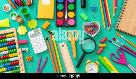Zurück zum Schulhintergrund. Schulbedarf und Schreibwaren flach lagen auf grüner Farbe, Draufsicht. Stockfoto