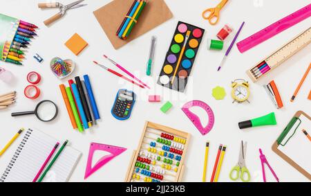 Schulbedarf und Schreibwaren flach lagen auf weißer Farbe, Draufsicht. Zurück zum Schulhintergrund. Stockfoto