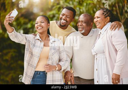 Selfie mit meinen Schwiegereltern. Eine Frau, die ein Selfie mit ihrem Partner und seinen Eltern gemacht hat. Stockfoto