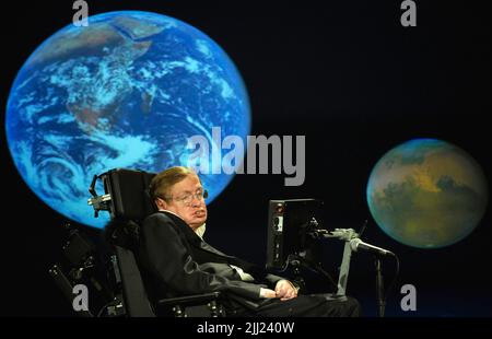 Dr. Stephen Hawking, Professor für Mathematik an der Universität Cambridge, hält während eines Vortrags, der Teil einer Serie ist, die das 50-jährige Jubiläum der NASA, Montag, den 21. April 2008, im Morton Auditorium der George Washington University in Washington, ehrt, eine Rede mit dem Titel "Why We Must Go into Space". Foto Credit: (NASA/Paul. E. Alers) Stockfoto