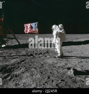 Der Flaggentag wird jedes Jahr am 14. Juni gefeiert und erinnert an die Annahme der Flagge der Vereinigten Staaten am 14. Juni 1777 durch den Zweiten Kontinentalkongress. Die NASA fliegt die US-Flagge auf ihren Missionen in unserem Sonnensystem. In diesem ikonischen Bild von der Mondlandung von Apollo 11 schnappte Kommandant Neil Armstrong dieses Bild von Buzz Aldrin, das die Flagge auf der Tranquility Base grüsst. Weitere Informationen Galerie: Die amerikanische Flagge bei US-Missionen hoch fliegen: Die Sterne und Streifen im Weltraum Bildquelle: NASA Zuletzt aktualisiert: 14. Jun 2022 Redaktion: Yvette Smith Stockfoto