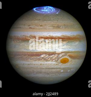 Hubble fängt lebendige Auroras in der Atmosphäre des Jupiters ein NASA-ID: hubble-captures-vivivid-Auroras-in-jupiters-Atmosphere 28000029525 o Astronomen verwenden das NASA/ESA-Weltraumteleskop Hubble, um Auroras – atemberaubende Lichtshows in der Atmosphäre eines Planeten – auf den Polen des größten Planeten im Sonnensystem, Jupiter, zu untersuchen. Dieses Beobachtungsprogramm wird durch Messungen der NASA-Raumsonde Juno unterstützt, die derzeit auf dem Weg zum Jupiter ist. Jupiter, der größte Planet im Sonnensystem, ist vor allem für seine bunten Stürme bekannt, der berühmteste ist der große Rote Fleck. Jetzt haben sich die Astronomen darauf konzentriert Stockfoto