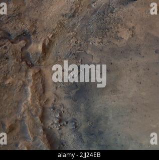 Jezero Crater aus der Sicht des Mars Express Orbiters der ESA NASA-ID: PIA24096 Dieses Bild zeigt die Überreste eines alten Deltas im Jezero Crater des Mars, den der Ausdauer-Mars-Rover der NASA nach Anzeichen für fossiles mikrobielles Leben erkunden wird. Das Bild wurde von der hochauflösenden Stereokamera an Bord der ESA (European Space Agency) Mars Express Orbiter aufgenommen. Das European Space Operations Center in Darmstadt, Deutschland, betreibt die ESA-Mission. Die hochauflösende Stereokamera wurde von einer Gruppe mit Leitung an der Freien Universität Berlin entwickelt. https://photojournal.jpl.nasa.gov/catalog/PIA24096 Stockfoto