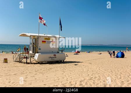 Bournemouth, Dorset, Großbritannien - Juli 11 2018: Eine RNLI Beach Lifeguard Station am Bournemouth Strand in Dorset, England, Vereinigtes Königreich Stockfoto