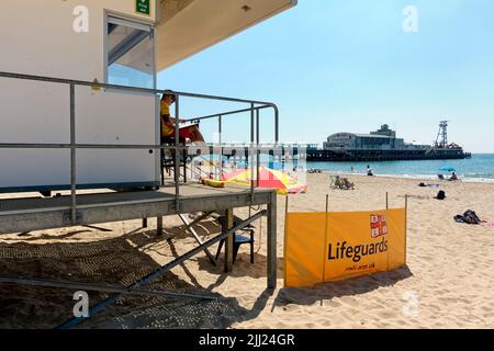 Bournemouth, Dorset, Großbritannien - Juli 11 2018: Eine RNLI Beach Lifeguard Station am Bournemouth Strand in Dorset, England, Vereinigtes Königreich Stockfoto