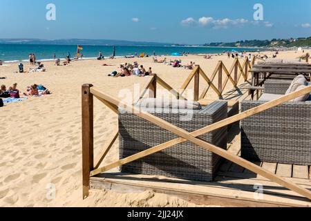 Bournemouth, Dorset, Großbritannien - 11 2018. Juli: Menschen, die sich an einem heißen Sommertag am Bournemouth Beach in Dorset, England, entspannen und sonnen Stockfoto