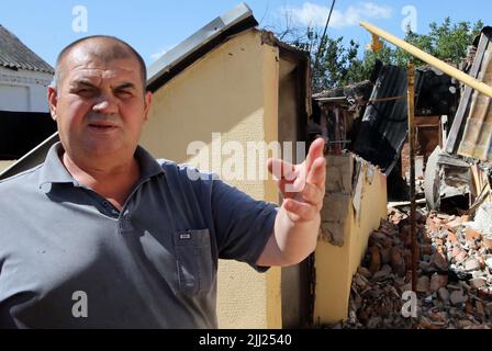 Nicht exklusiv: MAKARIV, UKRAINE - 21. JULI 2022 - der ehemalige Ambulanzfahrer Leonid Levchenko, 49, zeigt sich um sein Haus, das während der Stockfoto