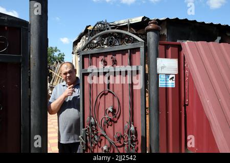 Nicht exklusiv: MAKARIV, UKRAINE - 21. JULI 2022 - der ehemalige Ambulanzfahrer Leonid Levchenko, 49, zeigt sich um sein Haus, das während der Stockfoto