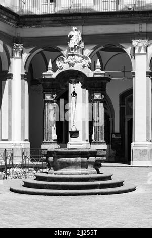 Schwarz-Weiß-Foto des mittelalterlichen Brunnenes in neapel, Italien Stockfoto