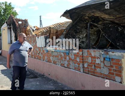 Nicht exklusiv: MAKARIV, UKRAINE - 21. JULI 2022 - der ehemalige Ambulanzfahrer Leonid Levchenko, 49, zeigt sich um sein Haus, das während der Stockfoto