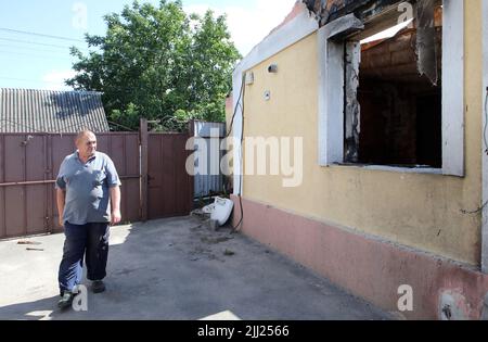 Nicht exklusiv: MAKARIV, UKRAINE - 21. JULI 2022 - der ehemalige Ambulanzfahrer Leonid Levchenko, 49, zeigt sich um sein Haus, das während der Stockfoto