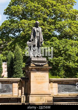 Statue des Ingenieurs und Industriellen William George Armstrong vor dem Hancock (Great North) Museum, Newcastle upon Tyne, Großbritannien Stockfoto