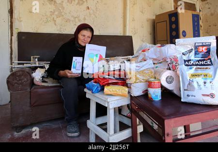 Nicht exklusiv: MAKARIV, UKRAINE - 21. JULI 2022 - Liudmyla Kopyl, 64, nimmt humanitäre Hilfe an, Makariv, Bezirk Bucha, Kyiv Region, Norden Stockfoto