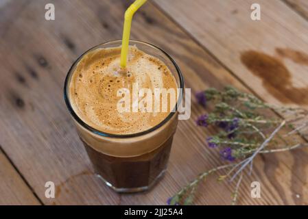 Frappe Kaffee ist der ultimative Eiskaffee. Mit einem herzhaften und wunderbaren Geschmack begleitet er jeden Sommermoment und erfüllt uns mit Coolness und ple Stockfoto