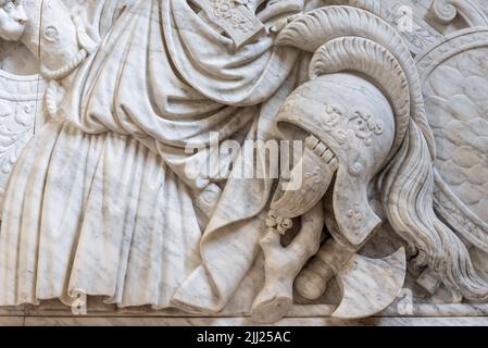 Antiker römischer Helm auf dekorativer Marmorwand geschnitzt Stockfoto