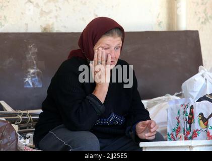 Nicht exklusiv: MAKARIV, UKRAINE - 21. JULI 2022 - Liudmyla Kopyl, 64, erzählt ihre Geschichte, Makariv, Bezirk Bucha, Kiew, nördliche Ukraine. Das Wom Stockfoto