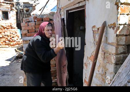 Nicht exklusiv: MAKARIV, UKRAINE - 21. JULI 2022 - Liudmyla Kopyl, 64, zeigt den Keller, in dem sie, ihre Mutter Vira Kopyl, 84, und ihr Sohn Serhii Kopyl, Stockfoto