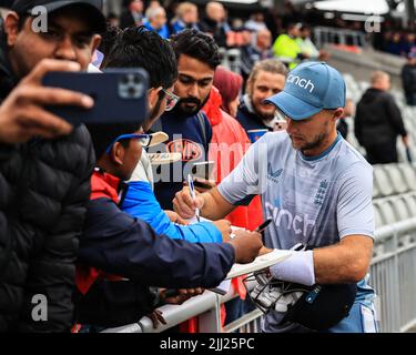 Joe Root aus England gibt Autogramme für Fans Stockfoto