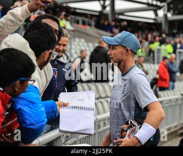 Joe Root aus England gibt Autogramme für Fans Stockfoto