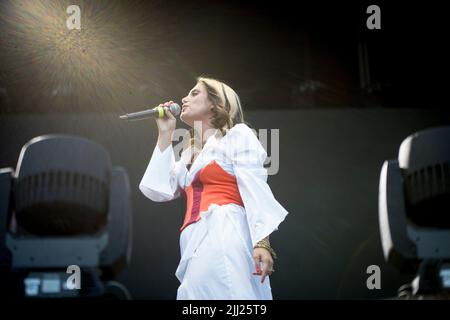 20. Juli 2022, Mailand, Mailand, Italien: Margherita Vicario, Live-Performance im Hippodrom Snai San Siro in Mailand vor dem Stromae-Konzert. (Bild: © Pamela Rovaris/Pacific Press via ZUMA Press Wire) Stockfoto