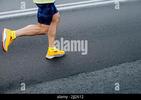 Beine Läufer in hellen Laufschuhen laufen Stockfoto