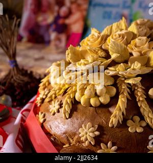 Festliche Hochzeitszeremonie, traditioneller Kuchen mit einem Band gebunden. Stockfoto