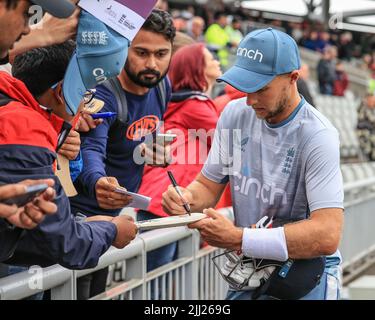 Manchester, Großbritannien. 22.. Juli 2022. Joe Root aus England gibt am 7/22/2022 Autogramme für Fans in Manchester, Großbritannien. (Foto von Mark Cosgrove/News Images/Sipa USA) Quelle: SIPA USA/Alamy Live News Stockfoto