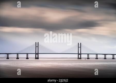 Die Prince of Wales Bridge, die die Autobahn M4 über den Fluss Severn zwischen England und Wales, Gloucestershire, führt. Stockfoto