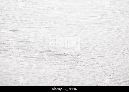 Der Hintergrund ist in Form eines weißen Mauerabschnitts in einem Dorfhaus. Verputzte Wand und mit Kreide getüncht. Streifen und Streifen auf dem GRA Stockfoto