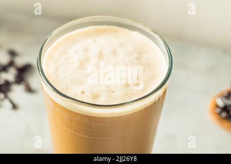 Schaumiger, kalter Brun-Nitro-Kaffee in einem Glas Stockfoto
