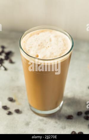 Schaumiger, kalter Brun-Nitro-Kaffee in einem Glas Stockfoto
