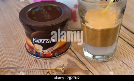 NESCAFE FRAPPE Kaffee ist der ultimative Eiskaffee. Mit einem herzhaften und wunderbaren Geschmack begleitet er jeden Sommermoment und erfüllt uns mit Coolness Stockfoto