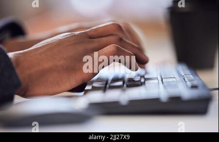 Machen Sie sich damit beschäftigt, Erfolg zu verwirklichen. Nahaufnahme eines nicht erkennbaren Geschäftsmannes, der in einem Büro auf einer Computertastatur tippt. Stockfoto