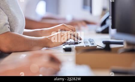 Warten Sie nie auf Antworten. Nahaufnahmen einer unkenntlichen Geschäftsfrau, die auf einer Computertastatur tippt, während sie an ihrer Seite arbeitet Stockfoto