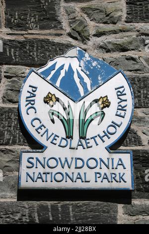 Snowdonia National Park-Abzeichen und Logo an der Wand an der Seite des Eingangs zum Snowdonia National Park Information Center, Royal Oak Stables, Betws-y-Coed. Stockfoto