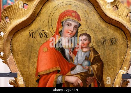 Ikone der Gottesmutter mit Jesuskind, gemalt um 1780-1790. Teil einer Ikonostase, ausgestellt im Zemplín-Museum in Michalovce. Stockfoto