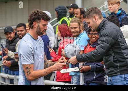 Manchester, Großbritannien. 22.. Juli 2022. Reece Topley aus England unterzeichnet am 7/22/2022 sein Autogramm für Fans in Manchester, Großbritannien. (Foto von Mark Cosgrove/News Images/Sipa USA) Quelle: SIPA USA/Alamy Live News Stockfoto