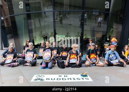 London, England, UK 22/07/2022 Mitglieder der Extinction Rebellion Buddhisten machen einen stille Spaziergang zum Vanguard Asset Management Unternehmen, wo sie in meditativem Schweigen sitzen als Teil einer laufenden Reihe von Aktionen gegen das Unternehmen Stockfoto