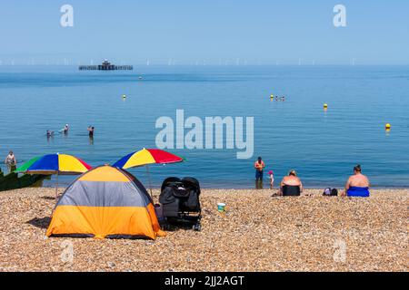 Herne Bay, Kent, Großbritannien: Strandgänger sonnen sich während der rekordbrechenden Hitzewelle im Juli 2022 in Großbritannien in der heißen Sonne. Stockfoto