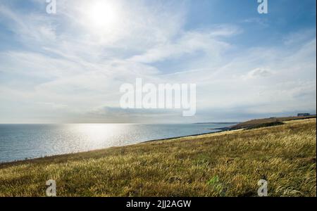 Blick auf das Meer von der Dunraven Bay auf einem schönen Sommerabend im Tal von Glamorgan Stockfoto