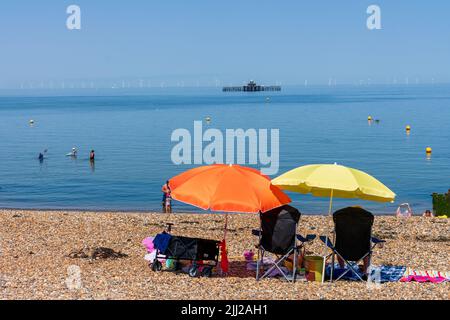 Herne Bay, Kent, Großbritannien: Strandgänger sonnen sich während der rekordbrechenden Hitzewelle im Juli 2022 in Großbritannien in der heißen Sonne. Stockfoto