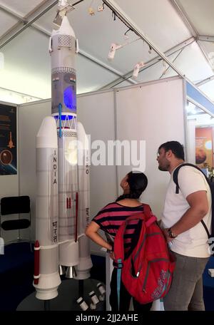 (220722 22) -- BANGALORE, 22. Juli 2022 (Xinhua) -- auf der Human Space Flight Expo, die von der Indian Space Research Organization (ISRO) im Jawaharlal Nehru Planetarium in Bangalore, Indien, organisiert wurde, betrachten Menschen ein Raketenmodell. 2022. (Str/Xinhua) Stockfoto