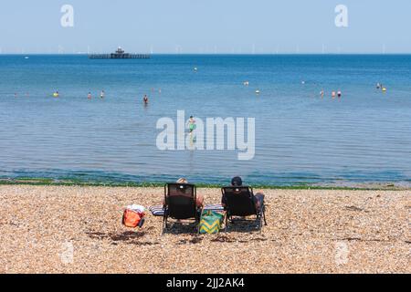 Herne Bay, Kent, Großbritannien: Strandgänger sonnen sich während der rekordbrechenden Hitzewelle im Juli 2022 in Großbritannien in der heißen Sonne. Stockfoto