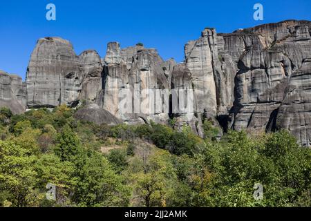 Die riesigen Felssäulen Formation von Meteora, Verwitterung durch Wasser, Wind und extreme Temperaturen auf den vertikalen Verwerfungen, Zentral-Griechenland Stockfoto