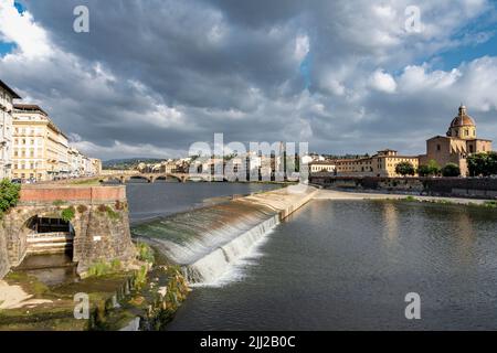 Blick auf den Arno in Florenz und die Pescaia di Santa Rosa Stockfoto