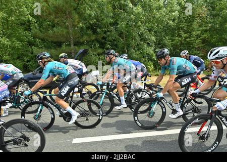 Cahors, Frankreich. 22.. Juli 2022. Eine Gesamtansicht des Pelotons während der Etappe 19 der Tour De France, Castelnaus-Magnoac bis Cahors. Kredit: David Stockman/Godingimages/Alamy Live Nachrichten Stockfoto