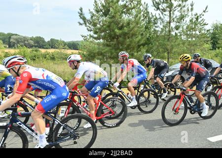 Cahors, Frankreich. 22.. Juli 2022. Eine Gesamtansicht des Pelotons während der Etappe 19 der Tour De France, Castelnaus-Magnoac bis Cahors. Kredit: David Stockman/Godingimages/Alamy Live Nachrichten Stockfoto