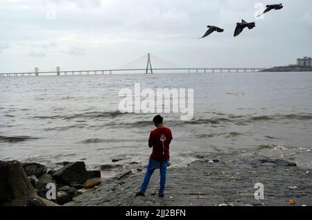 Mumbai, Maharashtra, Indien. 22.. Juli 2022. Ein Mann steht auf einer Seeseite des Mahim-Strandes in Mumbai, Indien, 22. Juli 2022. (Bild: © Indranil Aditya/ZUMA Press Wire) Stockfoto