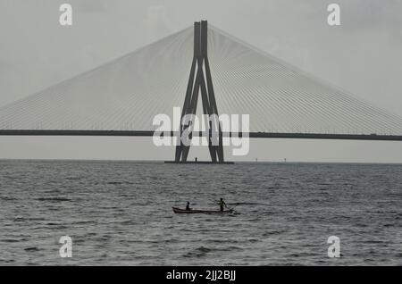 Mumbai, Maharashtra, Indien. 22.. Juli 2022. Ein Mann segelt sein Boot an einer Küste des Arabischen Meeres in Mumbai, Indien, 22. Juli 2022. (Bild: © Indranil Aditya/ZUMA Press Wire) Stockfoto